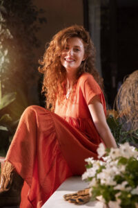 full-shot-smiley-influencer-posing