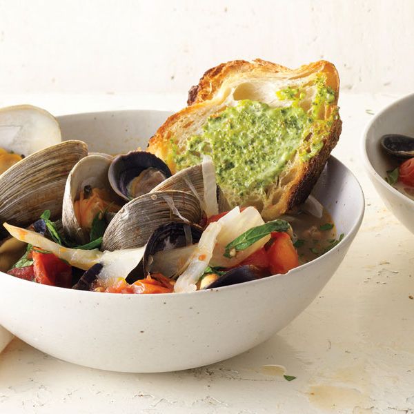 Mussels in white wine sauce with fresh herbs